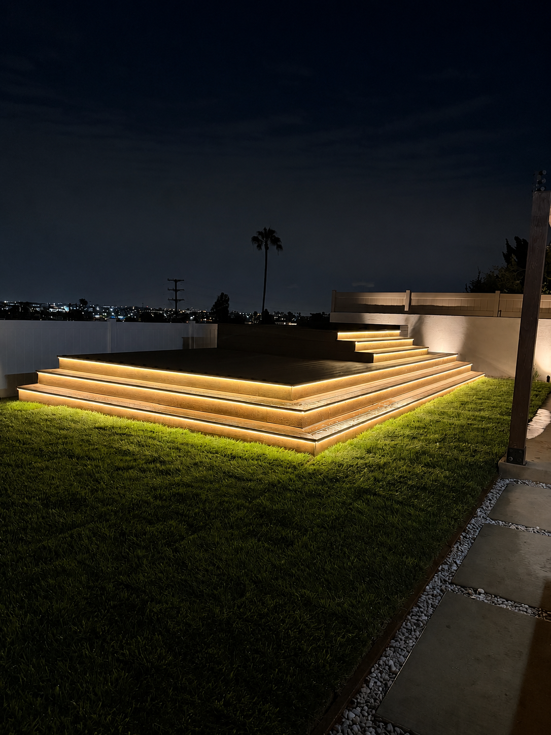 Composite deck with modern railing in Long Beach
