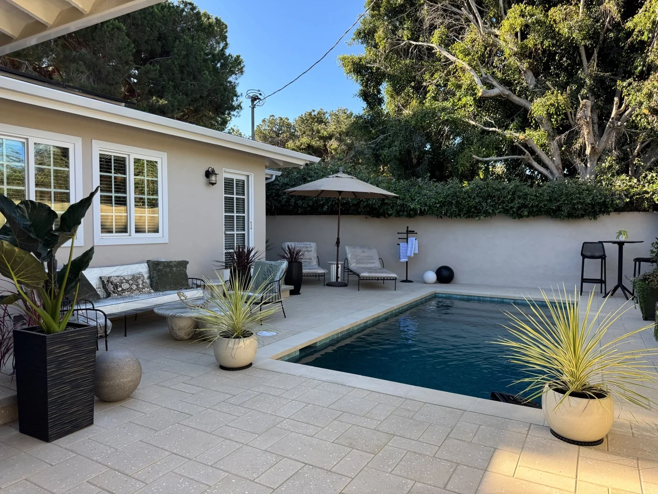 Pool and spa with mosaic water wall by Moda Outdoor Living in Long Beach, CA — luxury outdoor living design and build