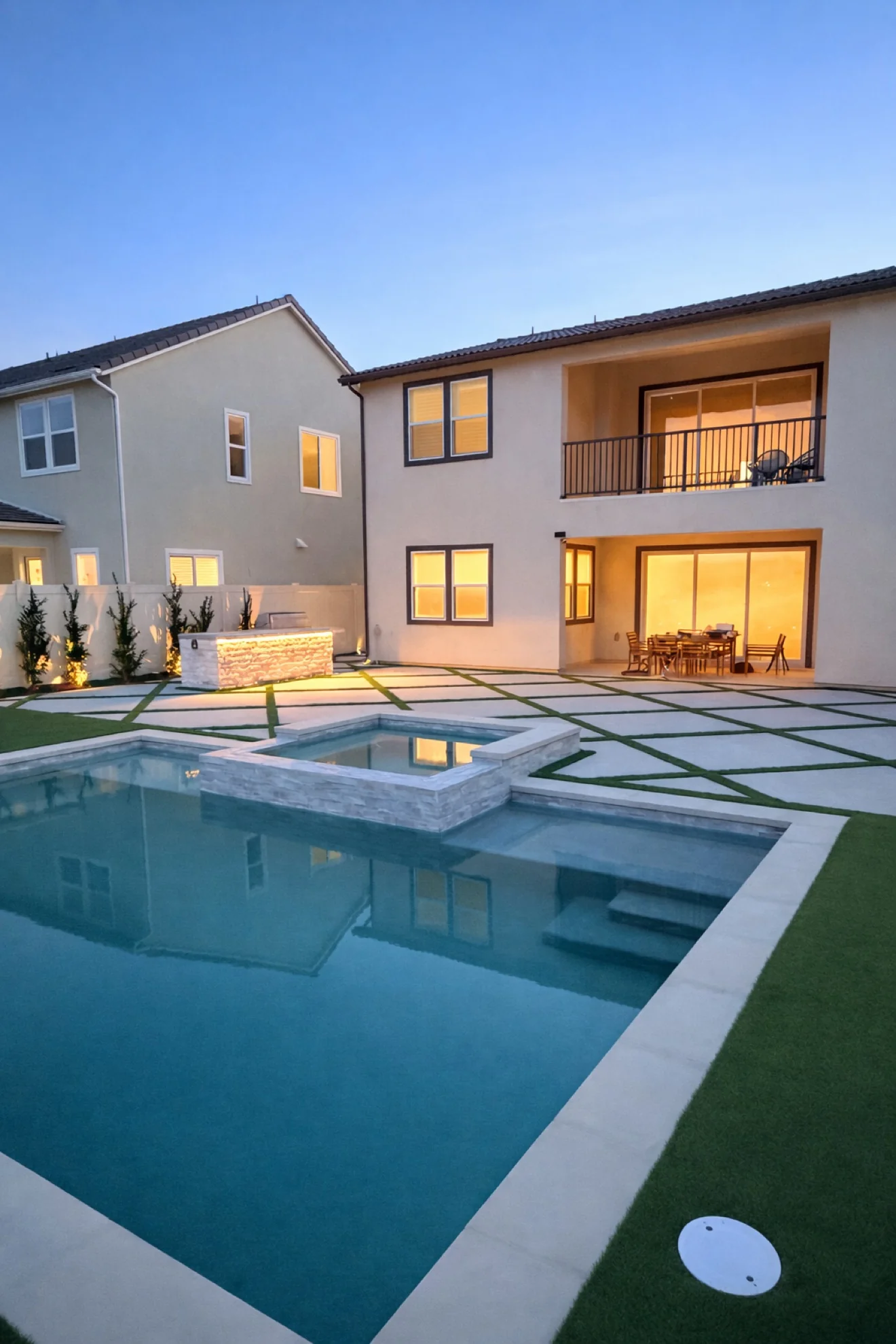 Poolside lounge with turf by Moda Outdoor Living in Santa Clarita, CA — luxury outdoor living design and build