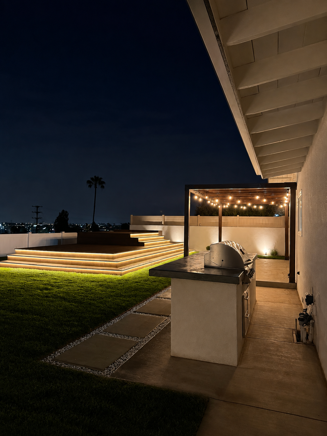 Composite deck with modern railing in Palos Verdes