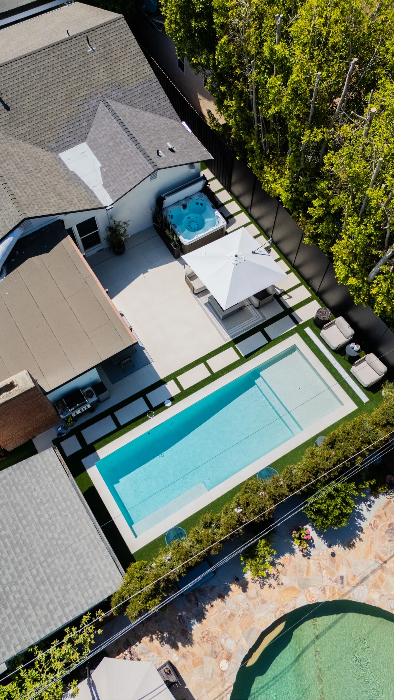 Pool, spa and covered patio by Moda Outdoor Living in Sherman Oaks, CA — luxury outdoor living design and build