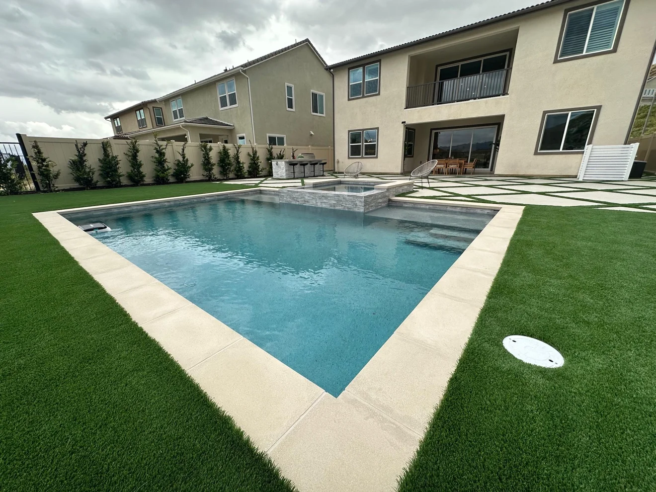 Pool with raised spa and waterline tile by Moda Outdoor Living in Santa Clarita, CA — luxury outdoor living design and build