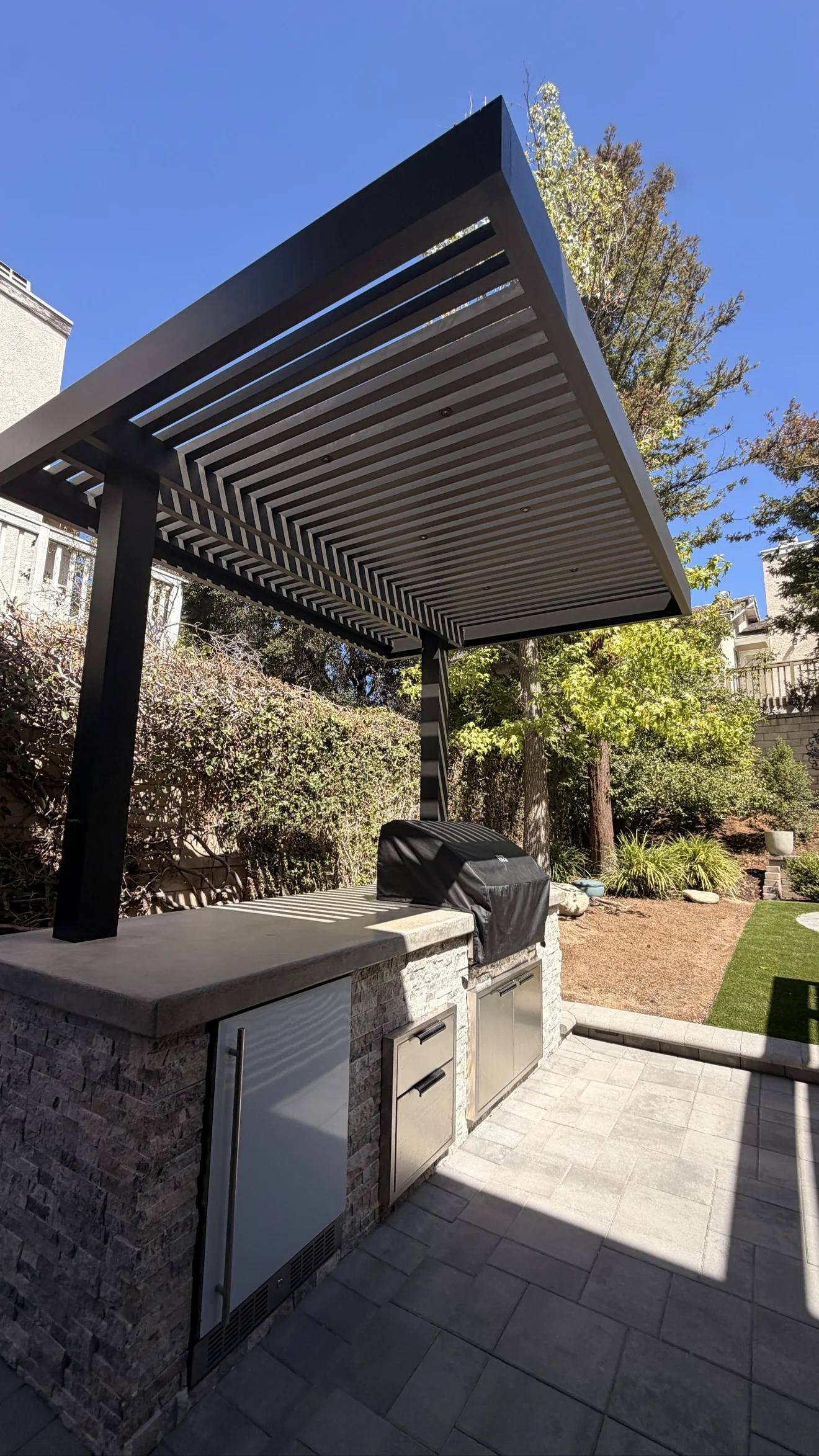 Pergola and kitchen island detail by Moda Outdoor Living in Westlake Village, CA — luxury outdoor living design and build