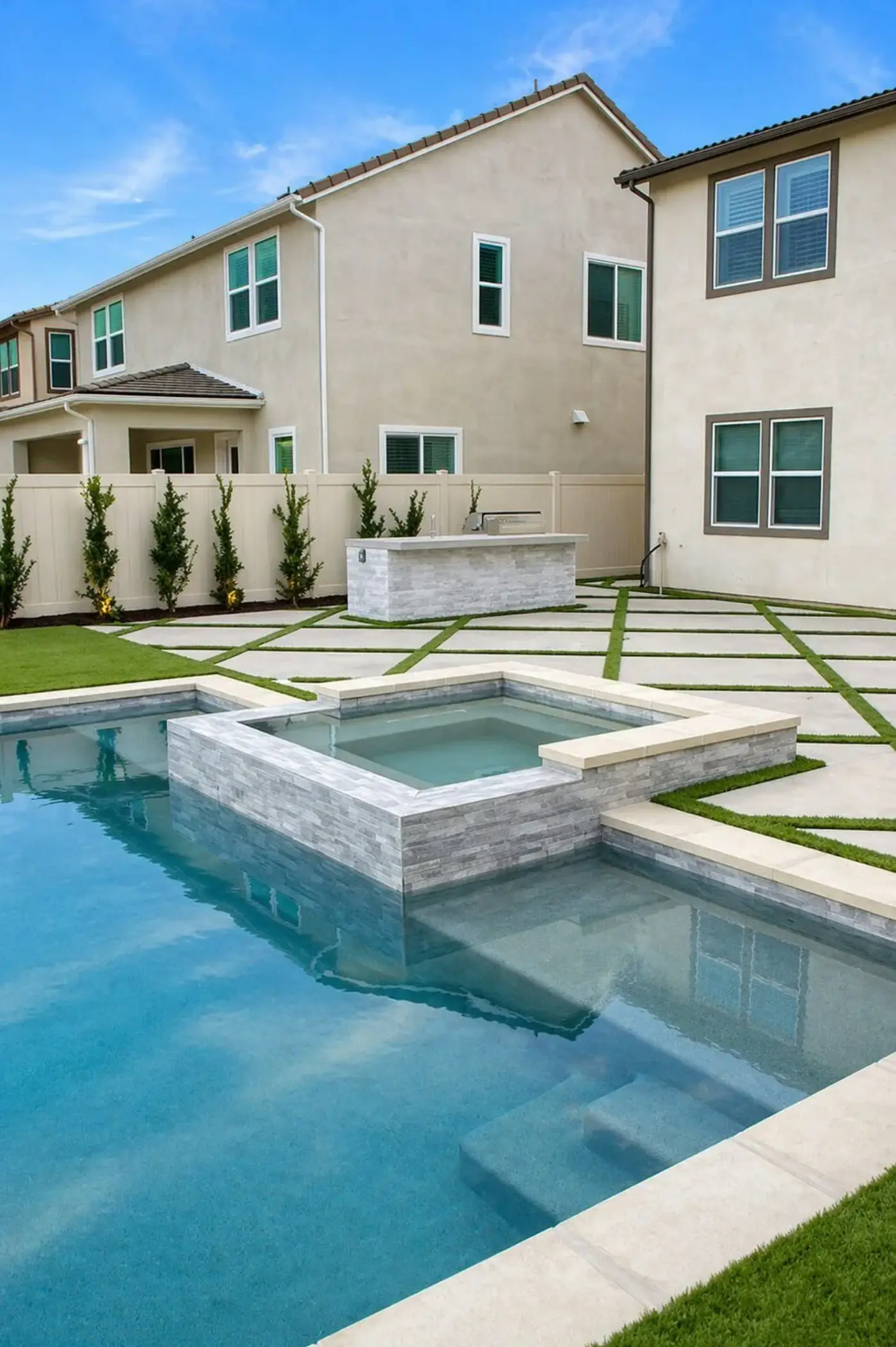 Modern Pool, Spa & Outdoor Kitchen by Moda Outdoor Living in Santa Clarita, CA — luxury outdoor living design and build