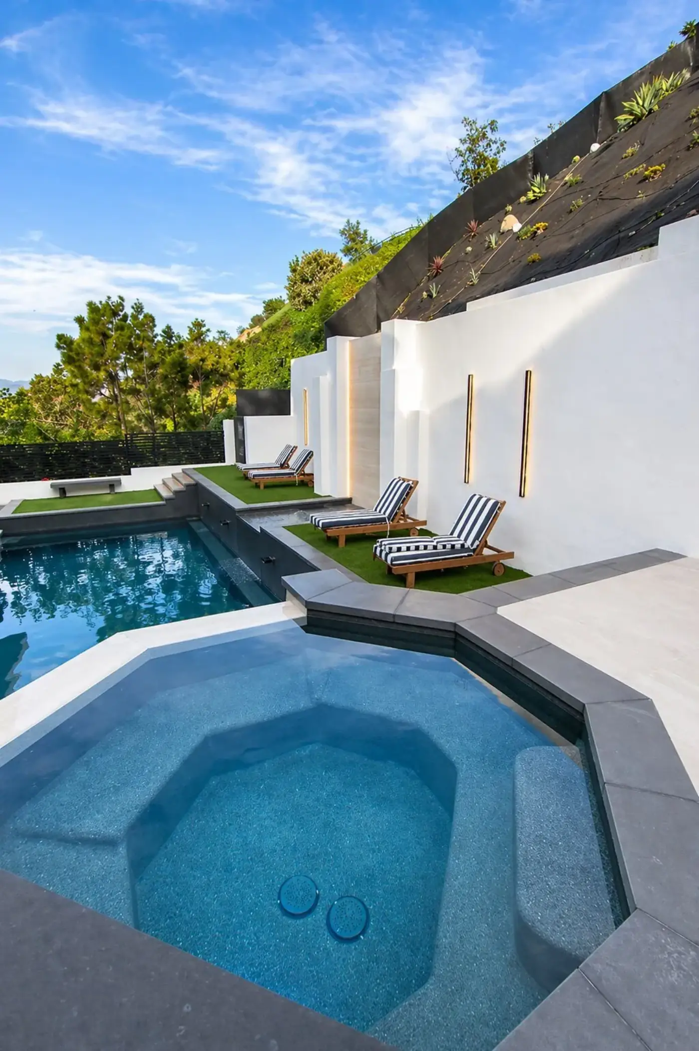 Pool, Spa & Turf Lounge by Moda Outdoor Living in Baldwin Hills, CA — luxury outdoor living design and build
