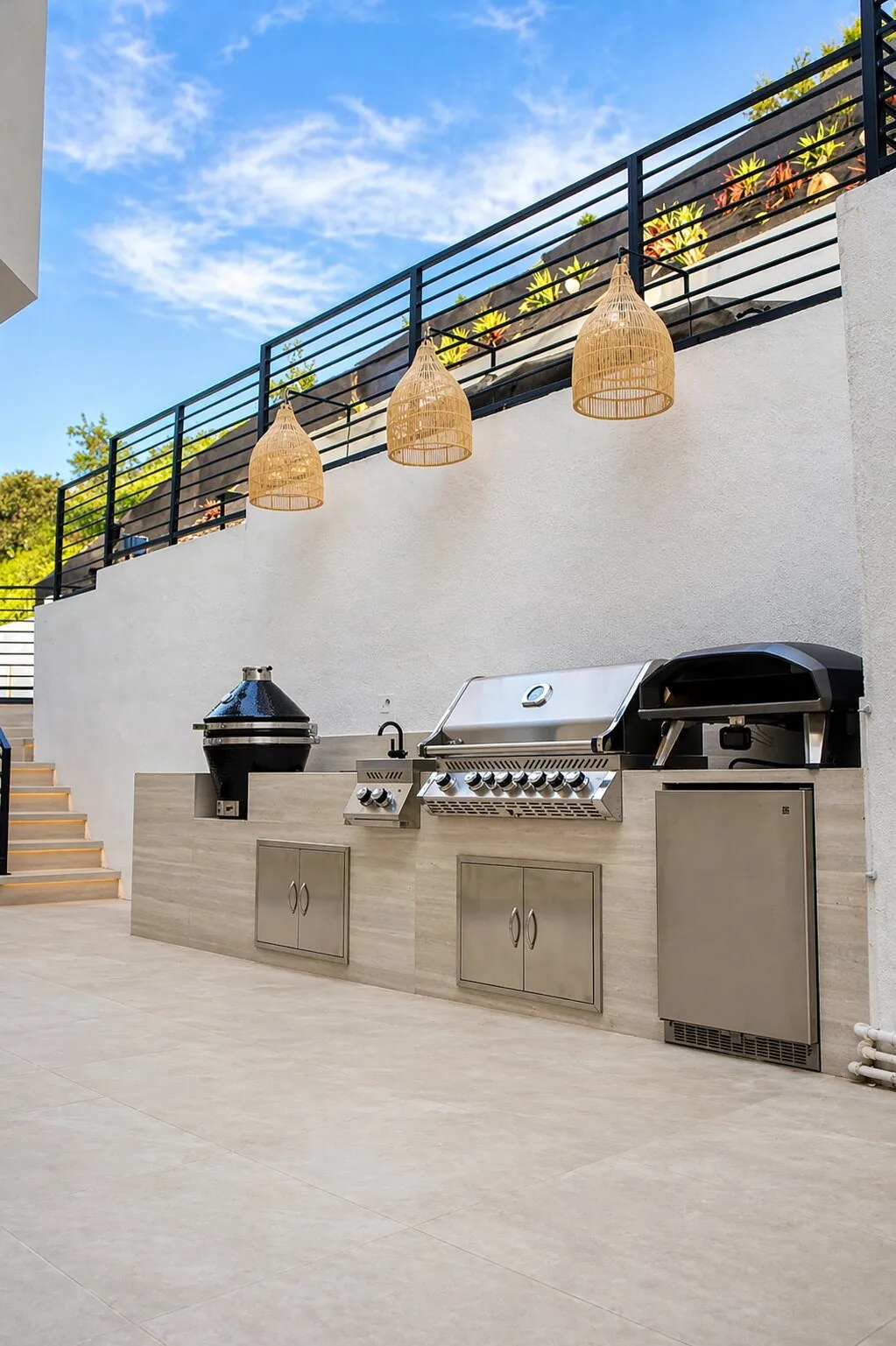 Luxury Patio with Outdoor Kitchen by Moda Outdoor Living in Baldwin Hills, CA — luxury outdoor living design and build