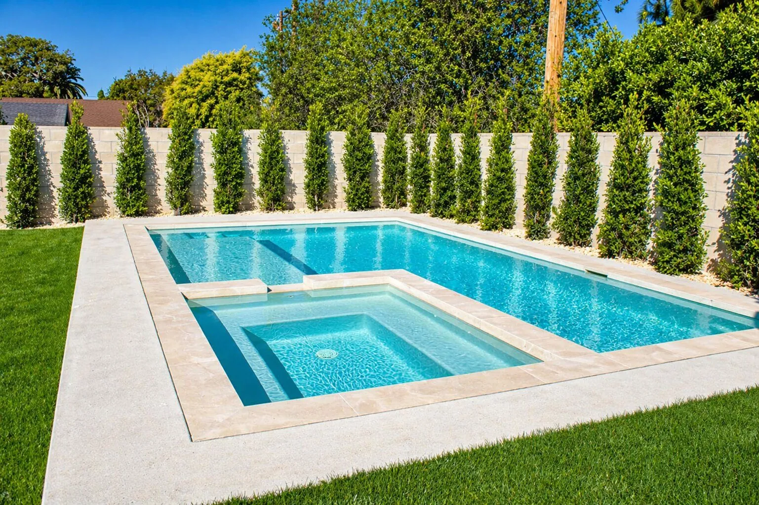 Pool & Spa with Travertine Coping by Moda Outdoor Living in Costa Mesa, CA — luxury outdoor living design and build