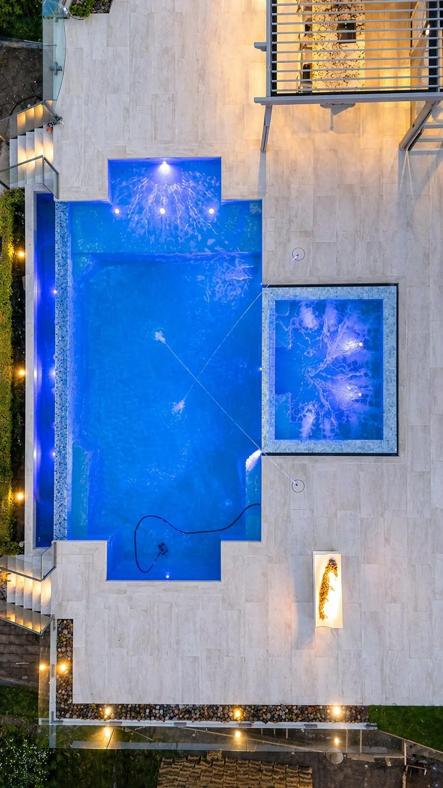 Pool & Spa with Travertine Pavers by Moda Outdoor Living in Orange County, CA — luxury outdoor living design and build