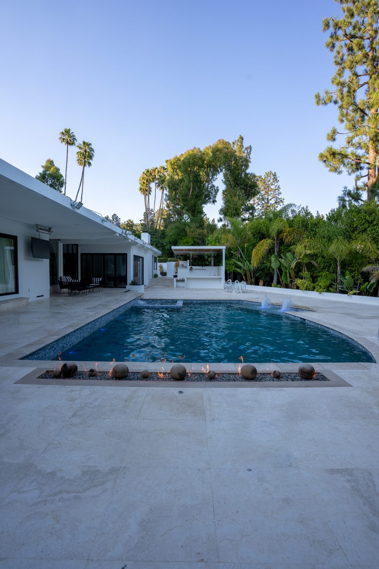 Pool with safety features and fire fountains - Moda Outdoor Living